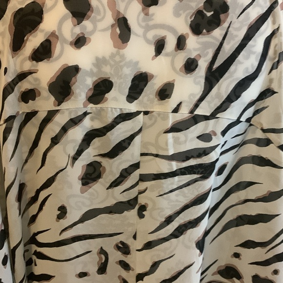 NWOT. Woman’s sheer short sleeve cocoon style top with hi/lo hemline. - Picture 7 of 9